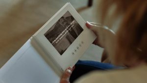 How to Use AI Voice Tools to Preserve Family Memories